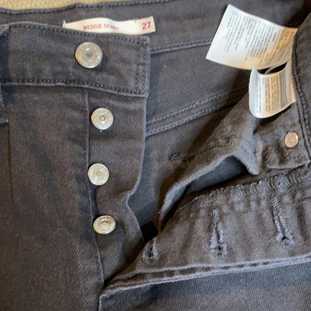 Levi’s Black Distressed Wedgie High Rise Skinny Jeans - Picture 4 of 10